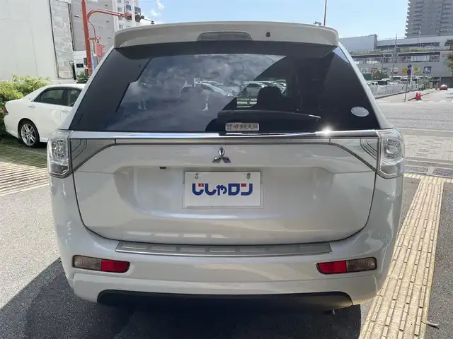 三菱 アウトランダー ＰＨＥＶ G ナビパッケージ 兵庫県 2013(平25)年 11万km シルキーホワイト (株)IDOMが運営する【じしゃロン西宮店】の自社ローン専用車両になります。こちらは現金またはオートローンご利用時の価格です。自社ローンご希望の方は別途その旨お申付け下さい/＊ETC/＊バックカメラ/＊パワステ/＊パワーウィンドウ/＊クルーズコントロールあり/＊USBあり/＊純正ナビ/＊ドラレコあり/＊ハーフレザー/＊横滑り防止装置/＊レーンキープアシスト/＊オートライト/＊衝突被害軽減システム