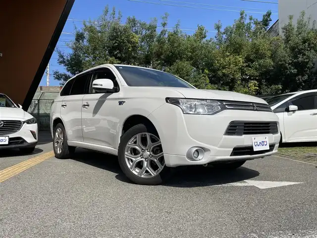 三菱 アウトランダー ＰＨＥＶ G ナビパッケージ 兵庫県 2013(平25)年 11万km シルキーホワイト (株)IDOMが運営する【じしゃロン西宮店】の自社ローン専用車両になります。こちらは現金またはオートローンご利用時の価格です。自社ローンご希望の方は別途その旨お申付け下さい/＊ETC/＊バックカメラ/＊パワステ/＊パワーウィンドウ/＊クルーズコントロールあり/＊USBあり/＊純正ナビ/＊ドラレコあり/＊ハーフレザー/＊横滑り防止装置/＊レーンキープアシスト/＊オートライト/＊衝突被害軽減システム