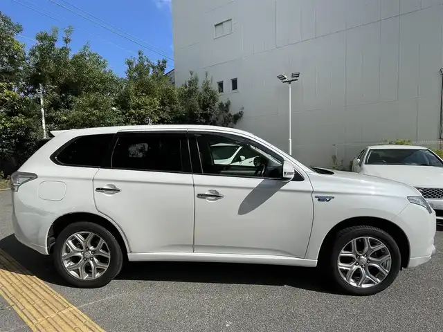 三菱 アウトランダー ＰＨＥＶ G ナビパッケージ 兵庫県 2013(平25)年 11万km シルキーホワイト (株)IDOMが運営する【じしゃロン西宮店】の自社ローン専用車両になります。こちらは現金またはオートローンご利用時の価格です。自社ローンご希望の方は別途その旨お申付け下さい/＊ETC/＊バックカメラ/＊パワステ/＊パワーウィンドウ/＊クルーズコントロールあり/＊USBあり/＊純正ナビ/＊ドラレコあり/＊ハーフレザー/＊横滑り防止装置/＊レーンキープアシスト/＊オートライト/＊衝突被害軽減システム