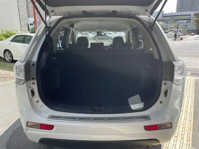 三菱 アウトランダー ＰＨＥＶ G ナビパッケージ 兵庫県 2013(平25)年 11万km シルキーホワイト (株)IDOMが運営する【じしゃロン西宮店】の自社ローン専用車両になります。こちらは現金またはオートローンご利用時の価格です。自社ローンご希望の方は別途その旨お申付け下さい/＊ETC/＊バックカメラ/＊パワステ/＊パワーウィンドウ/＊クルーズコントロールあり/＊USBあり/＊純正ナビ/＊ドラレコあり/＊ハーフレザー/＊横滑り防止装置/＊レーンキープアシスト/＊オートライト/＊衝突被害軽減システム