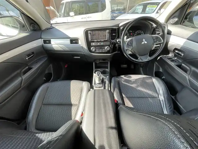 三菱 アウトランダー ＰＨＥＶ G ナビパッケージ 兵庫県 2013(平25)年 11万km シルキーホワイト (株)IDOMが運営する【じしゃロン西宮店】の自社ローン専用車両になります。こちらは現金またはオートローンご利用時の価格です。自社ローンご希望の方は別途その旨お申付け下さい/＊ETC/＊バックカメラ/＊パワステ/＊パワーウィンドウ/＊クルーズコントロールあり/＊USBあり/＊純正ナビ/＊ドラレコあり/＊ハーフレザー/＊横滑り防止装置/＊レーンキープアシスト/＊オートライト/＊衝突被害軽減システム