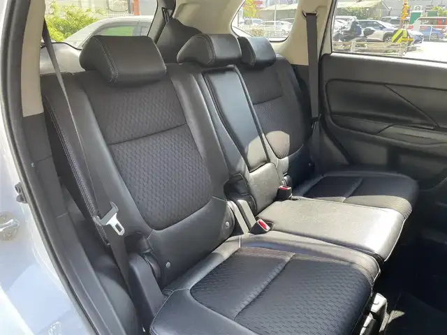 三菱 アウトランダー ＰＨＥＶ G ナビパッケージ 兵庫県 2013(平25)年 11万km シルキーホワイト (株)IDOMが運営する【じしゃロン西宮店】の自社ローン専用車両になります。こちらは現金またはオートローンご利用時の価格です。自社ローンご希望の方は別途その旨お申付け下さい/＊ETC/＊バックカメラ/＊パワステ/＊パワーウィンドウ/＊クルーズコントロールあり/＊USBあり/＊純正ナビ/＊ドラレコあり/＊ハーフレザー/＊横滑り防止装置/＊レーンキープアシスト/＊オートライト/＊衝突被害軽減システム