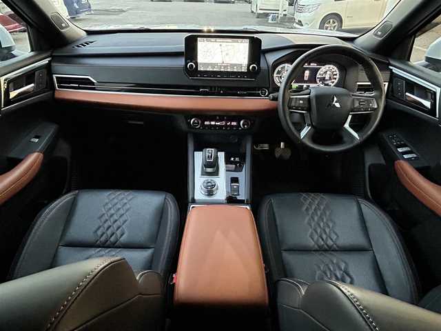 三菱 アウトランダー ＰＨＥＶ P 千葉県 2022(令4)年 3万km ホワイトダイヤモンド ディーラーオプションナビ/(フルセグTV/Bluetooth/AM/FM)/BOSEスピーカー/ワンオーナー/Apple Carplay/全方位カメラ/前後ドライブレコーダー/前席パワーシート/全席シートヒーター/電動リアゲート/ブラインドスポットモニター/レーダークルーズコントロール/ETC2.0/4WD/ルーフレール/ステアリングヒーター/パドルシフト/ステアリングスイッチ/レザーシート/純正アルミホイール/純正フロアマット/純正LEDヘッドライト/前後コーナーセンサー/レーンキープアシスト/衝突軽減ブレーキ/横滑り防止装置/USB入力端子/オートライト/スマートキー/スペアキー/プッシュエンジンスタート