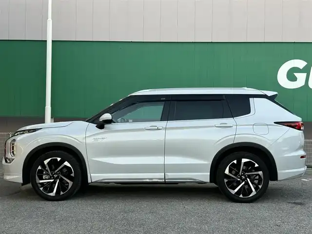 三菱 アウトランダー ＰＨＥＶ P 千葉県 2022(令4)年 3万km ホワイトダイヤモンド ディーラーオプションナビ/(フルセグTV/Bluetooth/AM/FM)/BOSEスピーカー/ワンオーナー/Apple Carplay/全方位カメラ/前後ドライブレコーダー/前席パワーシート/全席シートヒーター/電動リアゲート/ブラインドスポットモニター/レーダークルーズコントロール/ETC2.0/4WD/ルーフレール/ステアリングヒーター/パドルシフト/ステアリングスイッチ/レザーシート/純正アルミホイール/純正フロアマット/純正LEDヘッドライト/前後コーナーセンサー/レーンキープアシスト/衝突軽減ブレーキ/横滑り防止装置/USB入力端子/オートライト/スマートキー/スペアキー/プッシュエンジンスタート
