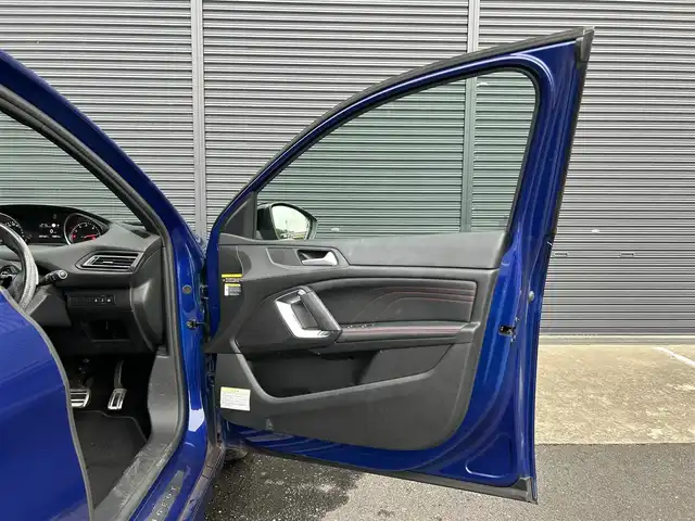 プジョー ３０８ GT ブルーHDi 茨城県 2018(平30)年 5.8万km マグネティックブルー 後期型 /純正ディスプレイOD /CarPlay /衝突軽減B /LKA /BSM /バックカメラ /パーキングセンサー /半革シート /LEDヘッドライト/オートハイビーム /クルーズコントロール /パドルシフト /純正18インチアルミホイール /BT/USB /禁煙車