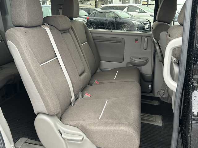 ホンダ ステップワゴン G 道北・旭川 2016(平28)年 8万km クリスタルブラックパール /4WD//禁煙車//ワンオーナー//わくわくゲート//社外SDナビ//CD/DVD/SD/MSV/BT/USB/フルセグ//両側パワースライドドア//バックカメラ//アイドリングストップ//クルーズコントロール//横滑り防止//ミラーヒーター//オートライト//LEDヘッドライト//ETC//純正エンジンスターター//サンシェード//フロントデアイサー//シートバックルテーブル//純正フロアマット//純正ホイール付き冬タイヤ積込