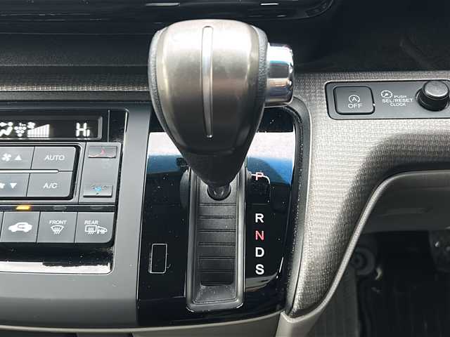 ホンダ ステップワゴン G 道北・旭川 2016(平28)年 8万km クリスタルブラックパール /4WD//禁煙車//ワンオーナー//わくわくゲート//社外SDナビ//CD/DVD/SD/MSV/BT/USB/フルセグ//両側パワースライドドア//バックカメラ//アイドリングストップ//クルーズコントロール//横滑り防止//ミラーヒーター//オートライト//LEDヘッドライト//ETC//純正エンジンスターター//サンシェード//フロントデアイサー//シートバックルテーブル//純正フロアマット//純正ホイール付き冬タイヤ積込