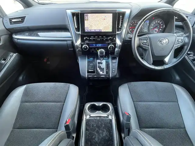 トヨタ アルファード S タイプゴールド 福岡県 2021(令3)年 6万km ホワイトパールクリスタルシャイン ワンオーナー/サンルーフ/純正12.1インチフリップダウンモニター【V12T-R68C】/純正9インチコネクティットナビ/　(AM/FM/CD/DVD/Bluetooth/フルセグTV)/バックカメラ/トヨタセーフティセンス/・ロードサインアシスト/・アダプティブハイビーム/・オートマチックハイビーム/・先行発進告知機能/・プリクラッシュセーフティー/・レーダークルーズコントロール/・レーントレーシングアシスト/クリアランスソナー/車線逸脱警報機能/ふらつき警報機能/パーキングサポートブレーキ/両側パワースライドドア（オートスライド機能付）/純正18インチアルミホイール/黒ハーフレザーシート/オットマン(2列目)/ビルトインETC/nanoe/プッシュスタート/電格ウィンカーミラー/純正ドアバイザー/純正フロアマット/USBポート/アクセサリーソケット/スペアキー×1/ISOFIX/保証書/取扱説明書/ナビ取扱説明書