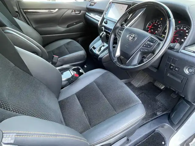 トヨタ アルファード S タイプゴールド 福岡県 2021(令3)年 6万km ホワイトパールクリスタルシャイン ワンオーナー/サンルーフ/純正12.1インチフリップダウンモニター【V12T-R68C】/純正9インチコネクティットナビ/　(AM/FM/CD/DVD/Bluetooth/フルセグTV)/バックカメラ/トヨタセーフティセンス/・ロードサインアシスト/・アダプティブハイビーム/・オートマチックハイビーム/・先行発進告知機能/・プリクラッシュセーフティー/・レーダークルーズコントロール/・レーントレーシングアシスト/クリアランスソナー/車線逸脱警報機能/ふらつき警報機能/パーキングサポートブレーキ/両側パワースライドドア（オートスライド機能付）/純正18インチアルミホイール/黒ハーフレザーシート/オットマン(2列目)/ビルトインETC/nanoe/プッシュスタート/電格ウィンカーミラー/純正ドアバイザー/純正フロアマット/USBポート/アクセサリーソケット/スペアキー×1/ISOFIX/保証書/取扱説明書/ナビ取扱説明書