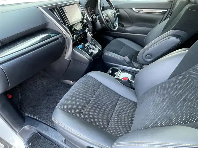 トヨタ アルファード S タイプゴールド 福岡県 2021(令3)年 6万km ホワイトパールクリスタルシャイン ワンオーナー/サンルーフ/純正12.1インチフリップダウンモニター【V12T-R68C】/純正9インチコネクティットナビ/　(AM/FM/CD/DVD/Bluetooth/フルセグTV)/バックカメラ/トヨタセーフティセンス/・ロードサインアシスト/・アダプティブハイビーム/・オートマチックハイビーム/・先行発進告知機能/・プリクラッシュセーフティー/・レーダークルーズコントロール/・レーントレーシングアシスト/クリアランスソナー/車線逸脱警報機能/ふらつき警報機能/パーキングサポートブレーキ/両側パワースライドドア（オートスライド機能付）/純正18インチアルミホイール/黒ハーフレザーシート/オットマン(2列目)/ビルトインETC/nanoe/プッシュスタート/電格ウィンカーミラー/純正ドアバイザー/純正フロアマット/USBポート/アクセサリーソケット/スペアキー×1/ISOFIX/保証書/取扱説明書/ナビ取扱説明書