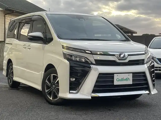 トヨタ ヴォクシー ZS 茨城県 2017(平29)年 5.6万km ホワイトパールクリスタルシャイン 純正メモリナビ/AM/FM/BlueTooth接続/地デジTV/DISC/クルーズコントロール/両側パワースライドドア/前方ドライブレコーダー/ステアリングリモコン/LEDライト/フォグランプ/オートハイビーム/電動格納ミラー/トヨタセーフティセンス