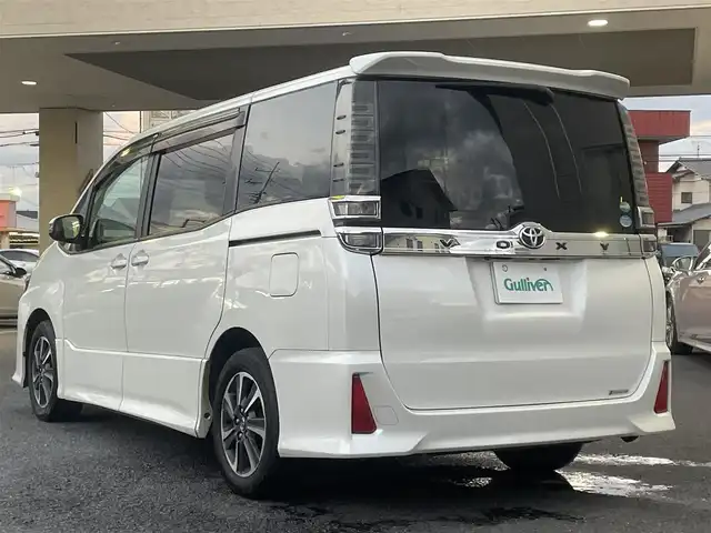 トヨタ ヴォクシー ZS 茨城県 2017(平29)年 5.6万km ホワイトパールクリスタルシャイン 純正メモリナビ/AM/FM/BlueTooth接続/地デジTV/DISC/クルーズコントロール/両側パワースライドドア/前方ドライブレコーダー/ステアリングリモコン/LEDライト/フォグランプ/オートハイビーム/電動格納ミラー/トヨタセーフティセンス