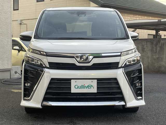 トヨタ ヴォクシー ZS 茨城県 2017(平29)年 5.6万km ホワイトパールクリスタルシャイン 純正メモリナビ/AM/FM/BlueTooth接続/地デジTV/DISC/クルーズコントロール/両側パワースライドドア/前方ドライブレコーダー/ステアリングリモコン/LEDライト/フォグランプ/オートハイビーム/電動格納ミラー/トヨタセーフティセンス