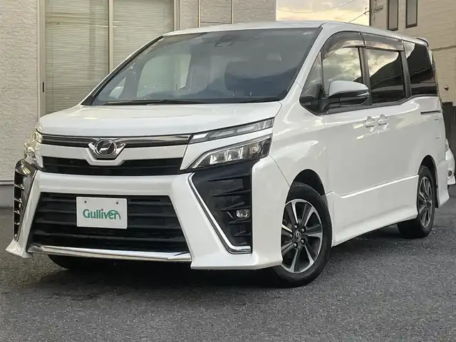 トヨタ ヴォクシー ZS 茨城県 2017(平29)年 5.6万km ホワイトパールクリスタルシャイン 純正メモリナビ/AM/FM/BlueTooth接続/地デジTV/DISC/クルーズコントロール/両側パワースライドドア/前方ドライブレコーダー/ステアリングリモコン/LEDライト/フォグランプ/オートハイビーム/電動格納ミラー/トヨタセーフティセンス