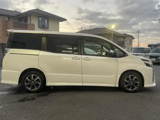 トヨタ ヴォクシー ZS 茨城県 2017(平29)年 5.6万km ホワイトパールクリスタルシャイン 純正メモリナビ/AM/FM/BlueTooth接続/地デジTV/DISC/クルーズコントロール/両側パワースライドドア/前方ドライブレコーダー/ステアリングリモコン/LEDライト/フォグランプ/オートハイビーム/電動格納ミラー/トヨタセーフティセンス