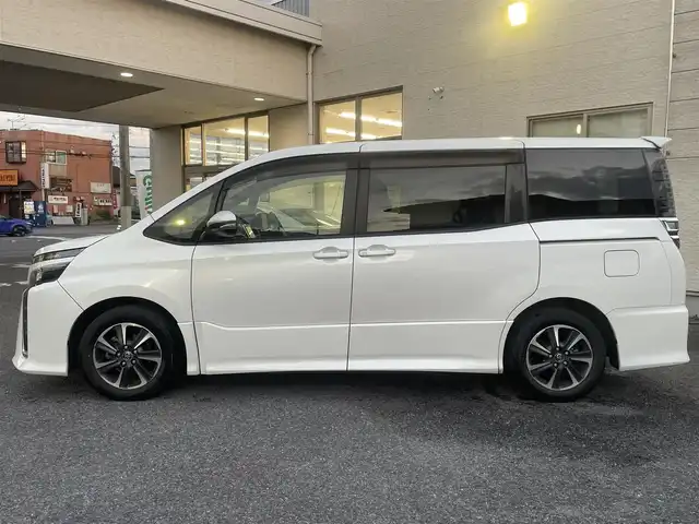 トヨタ ヴォクシー ZS 茨城県 2017(平29)年 5.6万km ホワイトパールクリスタルシャイン 純正メモリナビ/AM/FM/BlueTooth接続/地デジTV/DISC/クルーズコントロール/両側パワースライドドア/前方ドライブレコーダー/ステアリングリモコン/LEDライト/フォグランプ/オートハイビーム/電動格納ミラー/トヨタセーフティセンス