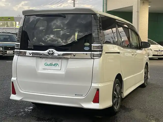 トヨタ ヴォクシー ZS 茨城県 2017(平29)年 5.6万km ホワイトパールクリスタルシャイン 純正メモリナビ/AM/FM/BlueTooth接続/地デジTV/DISC/クルーズコントロール/両側パワースライドドア/前方ドライブレコーダー/ステアリングリモコン/LEDライト/フォグランプ/オートハイビーム/電動格納ミラー/トヨタセーフティセンス