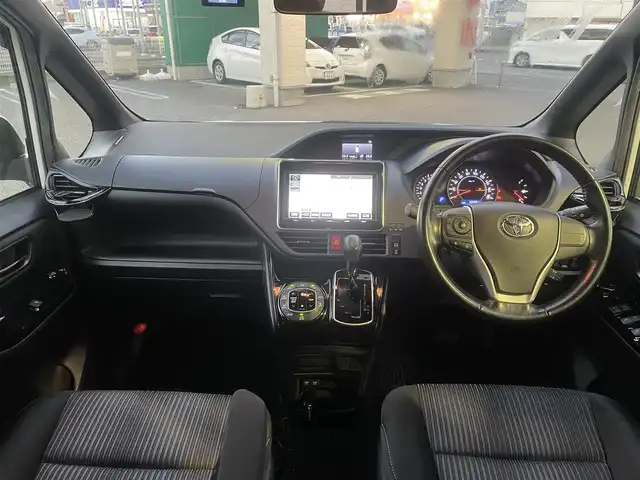 トヨタ ヴォクシー ZS 茨城県 2017(平29)年 5.6万km ホワイトパールクリスタルシャイン 純正メモリナビ/AM/FM/BlueTooth接続/地デジTV/DISC/クルーズコントロール/両側パワースライドドア/前方ドライブレコーダー/ステアリングリモコン/LEDライト/フォグランプ/オートハイビーム/電動格納ミラー/トヨタセーフティセンス