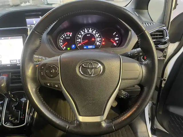 トヨタ ヴォクシー ZS 茨城県 2017(平29)年 5.6万km ホワイトパールクリスタルシャイン 純正メモリナビ/AM/FM/BlueTooth接続/地デジTV/DISC/クルーズコントロール/両側パワースライドドア/前方ドライブレコーダー/ステアリングリモコン/LEDライト/フォグランプ/オートハイビーム/電動格納ミラー/トヨタセーフティセンス