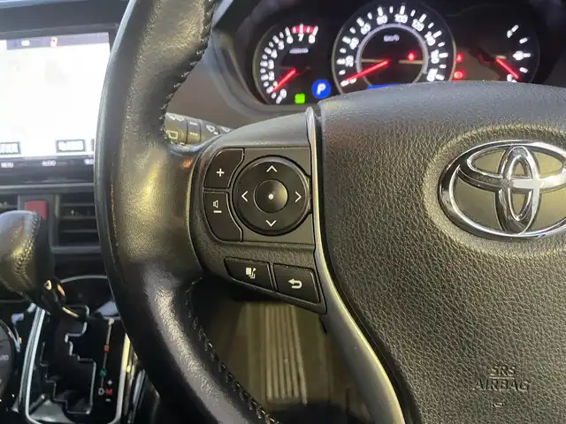 トヨタ ヴォクシー ZS 茨城県 2017(平29)年 5.6万km ホワイトパールクリスタルシャイン 純正メモリナビ/AM/FM/BlueTooth接続/地デジTV/DISC/クルーズコントロール/両側パワースライドドア/前方ドライブレコーダー/ステアリングリモコン/LEDライト/フォグランプ/オートハイビーム/電動格納ミラー/トヨタセーフティセンス