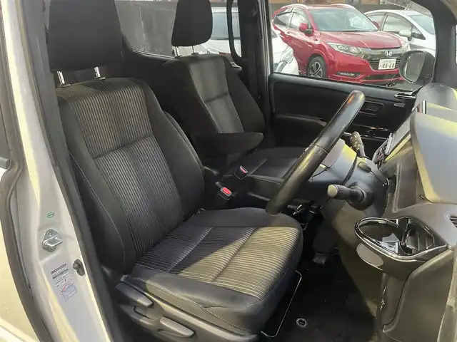 トヨタ ヴォクシー ZS 茨城県 2017(平29)年 5.6万km ホワイトパールクリスタルシャイン 純正メモリナビ/AM/FM/BlueTooth接続/地デジTV/DISC/クルーズコントロール/両側パワースライドドア/前方ドライブレコーダー/ステアリングリモコン/LEDライト/フォグランプ/オートハイビーム/電動格納ミラー/トヨタセーフティセンス