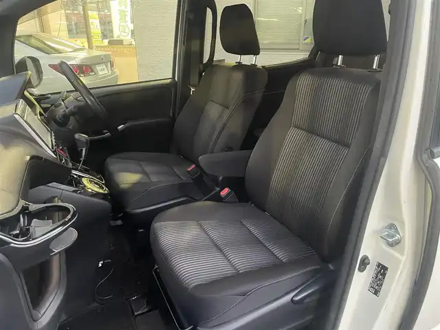 トヨタ ヴォクシー ZS 茨城県 2017(平29)年 5.6万km ホワイトパールクリスタルシャイン 純正メモリナビ/AM/FM/BlueTooth接続/地デジTV/DISC/クルーズコントロール/両側パワースライドドア/前方ドライブレコーダー/ステアリングリモコン/LEDライト/フォグランプ/オートハイビーム/電動格納ミラー/トヨタセーフティセンス