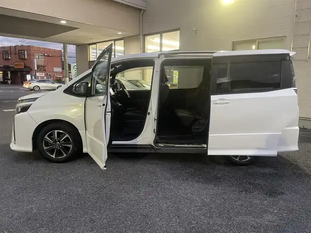 トヨタ ヴォクシー ZS 茨城県 2017(平29)年 5.6万km ホワイトパールクリスタルシャイン 純正メモリナビ/AM/FM/BlueTooth接続/地デジTV/DISC/クルーズコントロール/両側パワースライドドア/前方ドライブレコーダー/ステアリングリモコン/LEDライト/フォグランプ/オートハイビーム/電動格納ミラー/トヨタセーフティセンス