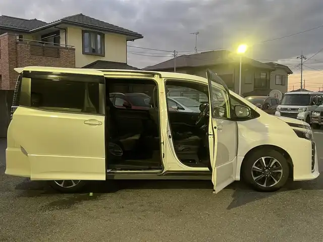 トヨタ ヴォクシー ZS 茨城県 2017(平29)年 5.6万km ホワイトパールクリスタルシャイン 純正メモリナビ/AM/FM/BlueTooth接続/地デジTV/DISC/クルーズコントロール/両側パワースライドドア/前方ドライブレコーダー/ステアリングリモコン/LEDライト/フォグランプ/オートハイビーム/電動格納ミラー/トヨタセーフティセンス