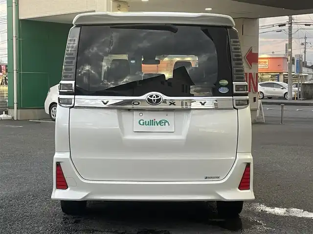 トヨタ ヴォクシー ZS 茨城県 2017(平29)年 5.6万km ホワイトパールクリスタルシャイン 純正メモリナビ/AM/FM/BlueTooth接続/地デジTV/DISC/クルーズコントロール/両側パワースライドドア/前方ドライブレコーダー/ステアリングリモコン/LEDライト/フォグランプ/オートハイビーム/電動格納ミラー/トヨタセーフティセンス