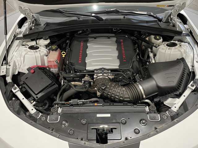 シボレー シボレー カマロ SS 新潟県 2023(令5)年 2.1万km 白 純正ナビ/(AM/FM/Bluetooth/USB/Carplay)/バックカメラ/ETC/ドライブレコーダー/BOSEサウンド/ブラックレザーシート/シートヒーター/ベンチレーション/メモリ付きパワーシート/ステアリングヒーター/クルーズコントロール/ブラインドスポットアシスト/リアクロストラフィックアラート/パドルシフト/4モードドライブセレクター/ヘッドアップディスプレイ/デジタルインナーミラー/アンビエントライト/純正20インチアルミホイール/LEDヘッドライト