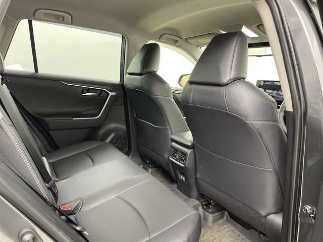 トヨタ ＲＡＶ４ G 道央・札幌 2024(令6)年 1万km グレーメタリック ・4WD/寒冷地仕様/・純正ディスプレイオーディオ/・USB/AppleCarPlay/AndoroidAuto/・Bluetooth接続/・トヨタセーフティセンス/・プリクラッシュセーフティ/・レーダークルーズコントロール/・ブラインドスポットモニター/・パノラミックビューモニター/・パワーバックドア/・デジタルインナーミラー/・ビルトインETC2.0/・ステアリングスイッチ/ヒーター/・レザーシート/パワーシート/・シートポジションメモリー/・シートヒーター/シートベンチレーション/・MTモード付AT/・LEDオートライト/フォグランプ/・オートマチックハイビーム/・AC100V電源