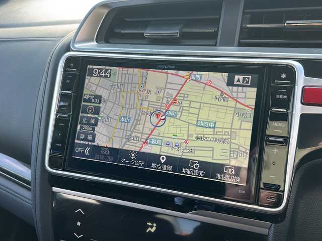 ホンダ フィット ハイブリット Sパッケージ 石川県 2015(平27)年 6.1万km ホワイトオーキッドパール 社外８インチＳＤナビ/フルセグＴＶ/バックカメラ/Ｂｌｕｅｔｏｏｔｈ/ＥＴＣ/プッシュスタート/ＬＥＤライト/オートライト/クルーズコントロール/スペアキー有/純正サイドエアロ/純正アルミホイール/カーテンエアバッグ/リアウィング