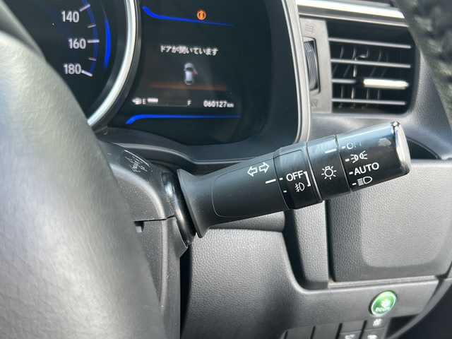 ホンダ フィット ハイブリット Sパッケージ 石川県 2015(平27)年 6.1万km ホワイトオーキッドパール 社外８インチＳＤナビ/フルセグＴＶ/バックカメラ/Ｂｌｕｅｔｏｏｔｈ/ＥＴＣ/プッシュスタート/ＬＥＤライト/オートライト/クルーズコントロール/スペアキー有/純正サイドエアロ/純正アルミホイール/カーテンエアバッグ/リアウィング