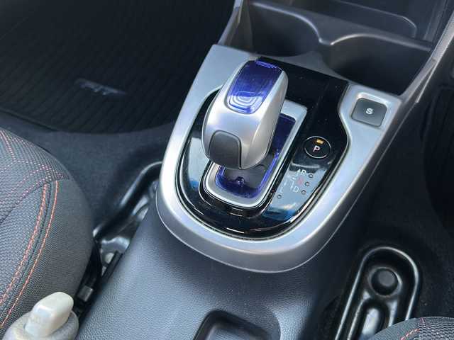 ホンダ フィット ハイブリット Sパッケージ 石川県 2015(平27)年 6.1万km ホワイトオーキッドパール 社外８インチＳＤナビ/フルセグＴＶ/バックカメラ/Ｂｌｕｅｔｏｏｔｈ/ＥＴＣ/プッシュスタート/ＬＥＤライト/オートライト/クルーズコントロール/スペアキー有/純正サイドエアロ/純正アルミホイール/カーテンエアバッグ/リアウィング