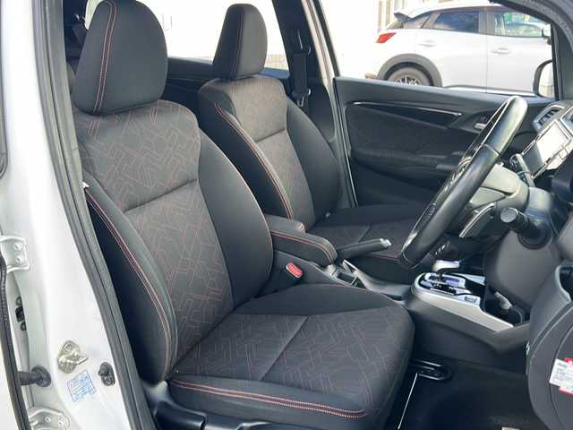 ホンダ フィット ハイブリット Sパッケージ 石川県 2015(平27)年 6.1万km ホワイトオーキッドパール 社外８インチＳＤナビ/フルセグＴＶ/バックカメラ/Ｂｌｕｅｔｏｏｔｈ/ＥＴＣ/プッシュスタート/ＬＥＤライト/オートライト/クルーズコントロール/スペアキー有/純正サイドエアロ/純正アルミホイール/カーテンエアバッグ/リアウィング