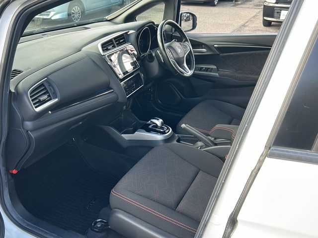 ホンダ フィット ハイブリット Sパッケージ 石川県 2015(平27)年 6.1万km ホワイトオーキッドパール 社外８インチＳＤナビ/フルセグＴＶ/バックカメラ/Ｂｌｕｅｔｏｏｔｈ/ＥＴＣ/プッシュスタート/ＬＥＤライト/オートライト/クルーズコントロール/スペアキー有/純正サイドエアロ/純正アルミホイール/カーテンエアバッグ/リアウィング