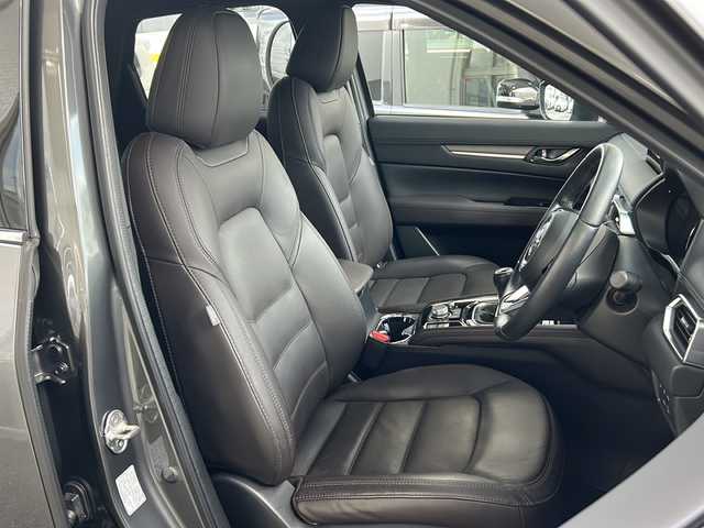 マツダ ＣＸ－５ XD エクスクルーシブモード 愛知県 2022(令4)年 1.9万km マシーングレープレミアムM /禁煙//ワンオーナー//メーカーナビ//フルセグ/BT/USB/FM/AM//BOSEプレミアムサウンド//全方位カメラ//純正19AW//茶レザーシート//シートメモリー//前席パワーシート//前席シートヒーター//前席ベンチレーション//ワイヤレス充電//革巻ステアリング//ステアリングスイッチ//ステアリングヒーター//ドライブレコーダー//ETC//クリアランスソナー//i-stop//ACC/SBS/SCBS//レーンキープアシストシステム//車間認知支援システム//車線逸脱警報システム//ブラインドスポットモニタリング//車間制御//速度標識警報//ドライバーアテンションアラート//ACC//オフロードトラクションアシストスイッチ//LEDオートライト//ヘッドライトウォッシャー//Rフォグ//リヤワイパー//プッシュスタート//防眩ルームミラー//トノカバー//社外スカッフプレート//フロアマット//USB充電//新車時保証書//取扱説明書/ナビ取説/ドラレコ取説//スマートキー//スマートスペアキー