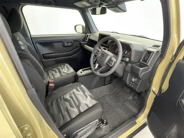 ダイハツ タフト G ダーククロムベンチャー 群馬県 2025(令7)年 0.1千km サンドベージュメタリック 届出済未使用車/ガラスルーフ/スマートアシスト/衝突回避支援ブレーキ/衝突警報機能/ブレーキ制御付誤発信抑制機能/車線逸脱抑制制御機能/車線逸脱警報機能/先行車発信お知らせ機能/ふらつき警報/標識認識機能/サイドビューランプ/コーナーセンサー/路側逸脱警報機能/全車速追従機能付きアダプティブクルーズコントロール/シートヒーター（D/N）/電動サイドブレーキ/ブレーキオートホールド/ステアリングスイッチ/革巻きステアリング/電動格納ミラー/2.1A USB/プッシュスタートボタン/アイドリングストップ/シートリフター/スマートキー/スペアキー（1本）/オートライト/LED/フォグ/純正15インチAW