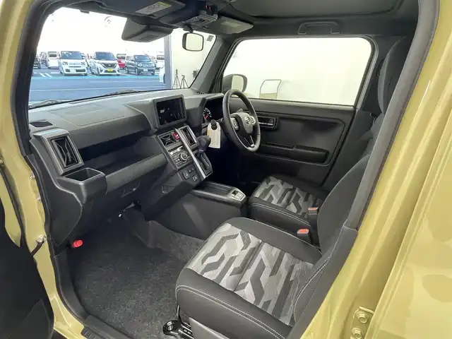 ダイハツ タフト G ダーククロムベンチャー 群馬県 2025(令7)年 0.1千km サンドベージュメタリック 届出済未使用車/ガラスルーフ/スマートアシスト/衝突回避支援ブレーキ/衝突警報機能/ブレーキ制御付誤発信抑制機能/車線逸脱抑制制御機能/車線逸脱警報機能/先行車発信お知らせ機能/ふらつき警報/標識認識機能/サイドビューランプ/コーナーセンサー/路側逸脱警報機能/全車速追従機能付きアダプティブクルーズコントロール/シートヒーター（D/N）/電動サイドブレーキ/ブレーキオートホールド/ステアリングスイッチ/革巻きステアリング/電動格納ミラー/2.1A USB/プッシュスタートボタン/アイドリングストップ/シートリフター/スマートキー/スペアキー（1本）/オートライト/LED/フォグ/純正15インチAW