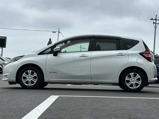 日産 ノート e－パワー X 愛媛県 2016(平28)年 8.8万km ブリリアントホワイトパール 純正ナビ（Bluetooth/フルセグTV/DVD再生）/ETC/アラウンドビューモニター/前方ドライブレコーダー/純正フロアマット/USB入力端子/前後コーナーセンサー/LEDヘッドライト/フォグランプ/スマートキー/ABS/横滑り防止装置/レーンキープアシスト/盗難防止装置/衝突被害軽減システム