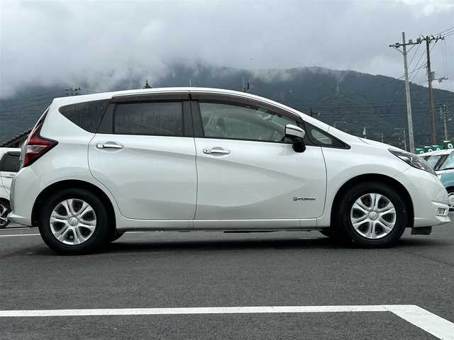 日産 ノート e－パワー X 愛媛県 2016(平28)年 8.8万km ブリリアントホワイトパール 純正ナビ（Bluetooth/フルセグTV/DVD再生）/ETC/アラウンドビューモニター/前方ドライブレコーダー/純正フロアマット/USB入力端子/前後コーナーセンサー/LEDヘッドライト/フォグランプ/スマートキー/ABS/横滑り防止装置/レーンキープアシスト/盗難防止装置/衝突被害軽減システム