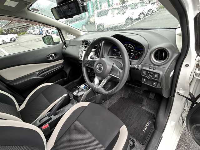 日産 ノート e－パワー X 愛媛県 2016(平28)年 8.8万km ブリリアントホワイトパール 純正ナビ（Bluetooth/フルセグTV/DVD再生）/ETC/アラウンドビューモニター/前方ドライブレコーダー/純正フロアマット/USB入力端子/前後コーナーセンサー/LEDヘッドライト/フォグランプ/スマートキー/ABS/横滑り防止装置/レーンキープアシスト/盗難防止装置/衝突被害軽減システム