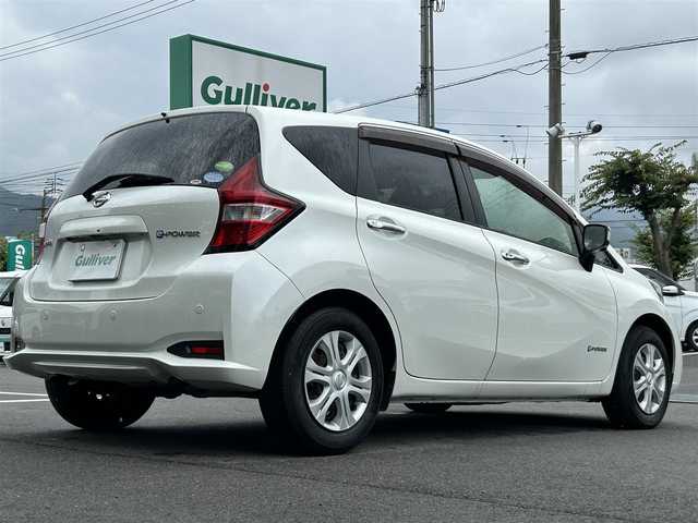 日産 ノート e－パワー X 愛媛県 2016(平28)年 8.8万km ブリリアントホワイトパール 純正ナビ（Bluetooth/フルセグTV/DVD再生）/ETC/アラウンドビューモニター/前方ドライブレコーダー/純正フロアマット/USB入力端子/前後コーナーセンサー/LEDヘッドライト/フォグランプ/スマートキー/ABS/横滑り防止装置/レーンキープアシスト/盗難防止装置/衝突被害軽減システム