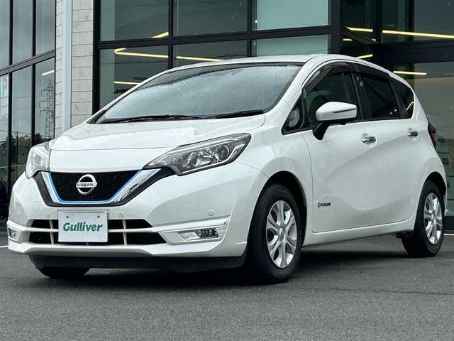 日産 ノート e－パワー X 愛媛県 2016(平28)年 8.8万km ブリリアントホワイトパール 純正ナビ（Bluetooth/フルセグTV/DVD再生）/ETC/アラウンドビューモニター/前方ドライブレコーダー/純正フロアマット/USB入力端子/前後コーナーセンサー/LEDヘッドライト/フォグランプ/スマートキー/ABS/横滑り防止装置/レーンキープアシスト/盗難防止装置/衝突被害軽減システム