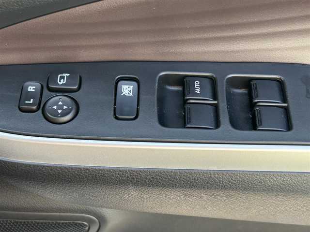 スズキ ソリオ バンディット HV MV 滋賀県 2023(令5)年 4万km ピュアホワイトP 社外7インチナビ/【Bluetooth/CD/DVD/USB】/レーダークルコン /両側パワースライドドア/衝突軽減ブレーキ/リアソナー /レーンキープアシスト/ヘッドアップディスプレイ/D/N席シートヒーター/ETC/前方ドライブレコーダー/プッシュスタート/スマートキー/ステアリングリモコン