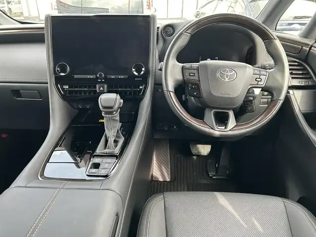 トヨタ アルファードハイブリット Z 大阪府 2024(令6)年 3.2万km プラチナホワイトパールマイカ トヨタセーフティセンス/純正14インチディスプレイオーディオPlus　　　（AppleCarPlay/AndroidAuto/HDMI/USB/Bluetooth/フルセグTV）　/エグゼクティブパワーシート/（合皮シート/シートヒーター/ベンチレーション）/パノラミックビューモニター　/両側パワースライドドア　/左右独立ムーンルーフ /シーケンシャルターンランプ /純正12.1インチ後席モニター /ステアリングヒーター/ワイヤレス充電/前後ドライブレコーダー/デジタルインナーミラー/ブラインドスポットミラー/ヘッドアップディスプレイ/ビルトインETC2.0/三眼LEDヘッドライト/LEDフォグランプ/パワーバックドア/レーダークルーズコントロール/後席オートサンシェード/純正18インチアルミホイール/純正フロアマット