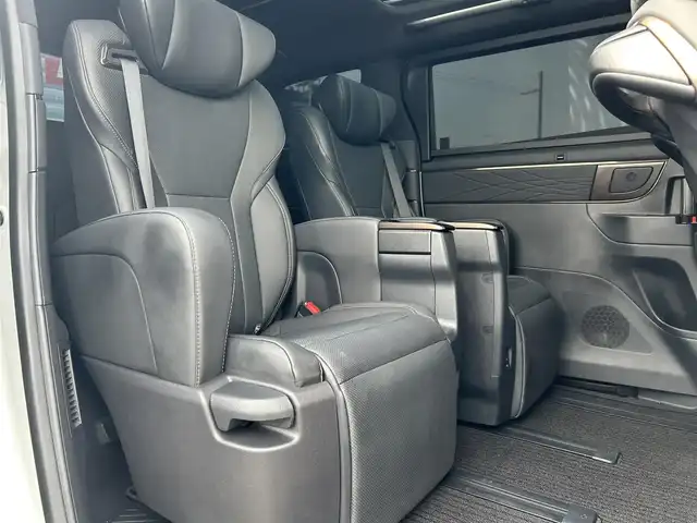 トヨタ アルファードハイブリット Z 大阪府 2024(令6)年 3.2万km プラチナホワイトパールマイカ トヨタセーフティセンス/純正14インチディスプレイオーディオPlus　　　（AppleCarPlay/AndroidAuto/HDMI/USB/Bluetooth/フルセグTV）　/エグゼクティブパワーシート/（合皮シート/シートヒーター/ベンチレーション）/パノラミックビューモニター　/両側パワースライドドア　/左右独立ムーンルーフ /シーケンシャルターンランプ /純正12.1インチ後席モニター /ステアリングヒーター/ワイヤレス充電/前後ドライブレコーダー/デジタルインナーミラー/ブラインドスポットミラー/ヘッドアップディスプレイ/ビルトインETC2.0/三眼LEDヘッドライト/LEDフォグランプ/パワーバックドア/レーダークルーズコントロール/後席オートサンシェード/純正18インチアルミホイール/純正フロアマット