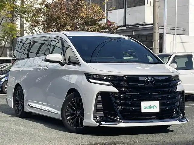 トヨタ ヴェルファイア ハイブリット Z プレミア 熊本県 2024(令6)年 1.1万km プラチナホワイトパールマイカ モデリスタエアロ/ワンオーナー/左右独立ムーンルーフ/革シート/プッシュスタート/純正ナビ/全方位カメラ/ビルトインETC/純正フリップダウンモニター/純正19インチAW/両側パワースライドドア/パワーバックドア/レーダークルーズ/パドルシフト/1列目・2列目パワーシート・右前席シートメモリー/1列目・2列目シートヒーター・エアーシート/ステアリングヒーター/LEDヘッドライト/オートライト/フォグライト/前後コーナーセンサー/横滑り防止装置/ウィンカーミラー/純正フロアマット/純正ドアバイザー/新車保証書/取扱説明書/スマートスペアキー×1本