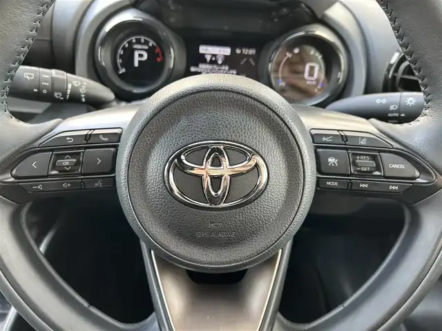 トヨタ ヤリス Z 宮城県 2021(令3)年 1.5万km ホワイトパールクリスタルシャイン /ワンオーナー//ＬＣＣ//前後ドラレコ//ディスプレオーディオ/(BT、ラジオ、USB)//シートヒーター/（運転席、助手席）//純正ホイールカバー夏タイヤ/(185/60R15)//社外アルミ冬タイヤ/(175/70R14)//スペアキー×１//プッシュスタートボタン//バックカメラ//オートライト//オートハイビーム//コーナーセンサー//車線逸脱防止システム//ドライブモード//横滑り防止切り替え