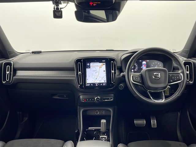 ボルボ ＸＣ４０ B4 AWD Rデザイン 秋田県 2020(令2)年 2.9万km クリスタルホワイトP 4WD/純正ナビ/（FM/フルセグTV/Bluetooth）/全方位カメラ/ハーフレザーシート/ルーフレール/レーンキープアシスト/レーダークルーズコントロール/ブラインドスポットモニター/コーナーセンサー（前後）/コーナリングライト/アクティブ・ベンディング・ライト/ロードサインインフォメーション/ハーマンカードンスピーカー/衝突軽減装置/自動駐車システム/自動発射システム/ビルトインETC/ドライブレコーダー（前後）/全席シートヒーター/前席パワーシート/D席シートメモリー/パワーリアゲート/LEDライト/フォグランプ/オートライト/オートマチックハイビーム/電動格納ミラー/スマートキー/プッシュスタート/純正フロアマット/純正アルミホイール